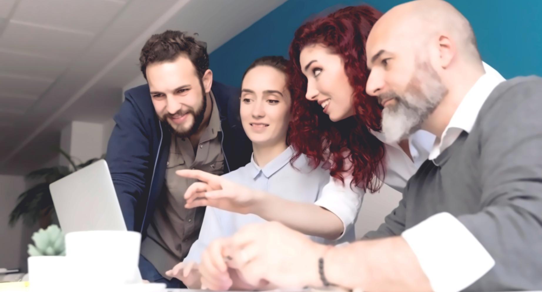 Espace de formation avec tableaux de planification financière et outils pédagogiques